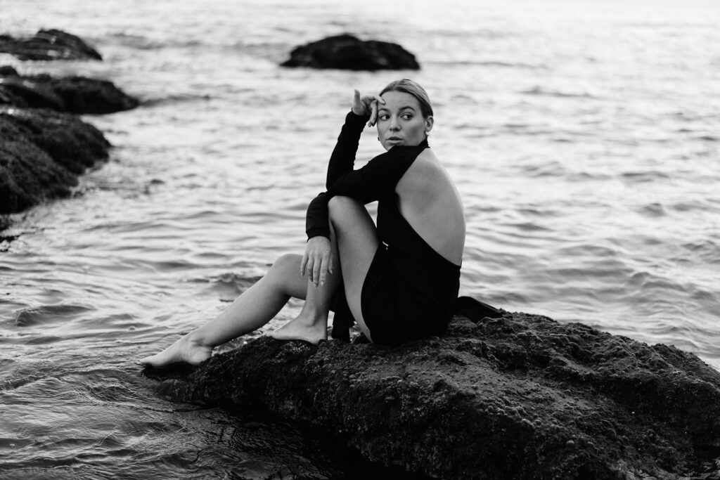 Une approche singulière pour votre autonomie femme assise rocher mer noir blanc